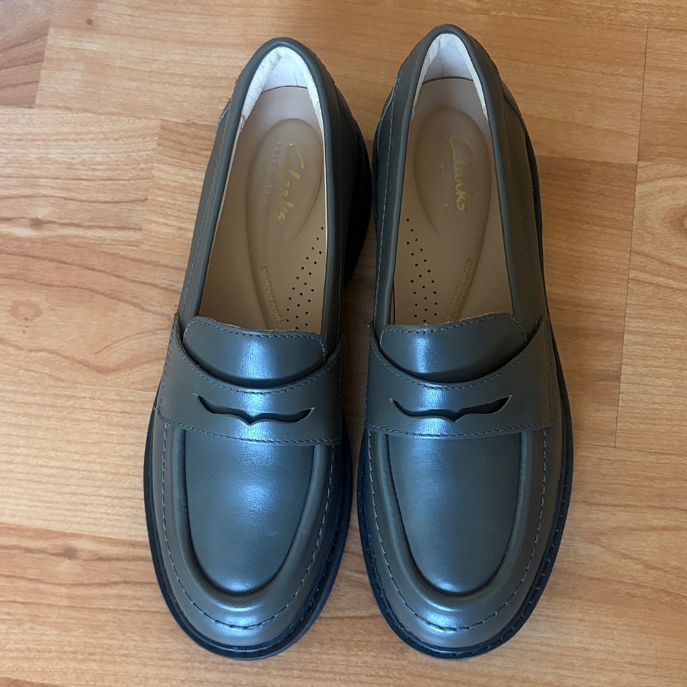 Clarks Splend Edge Penny Loafer in Dark Olive, with Box - Picture 4 of 15